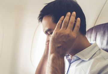 Por que a pressão no ouvido aumenta quando estamos no avião?