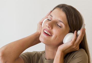 O impacto da música alta  nos fones de ouvido