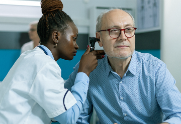 O que é e como funciona o implante coclear