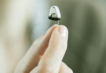 Aparelho auditivo à pilha ou recarregável: qual é o melhor?