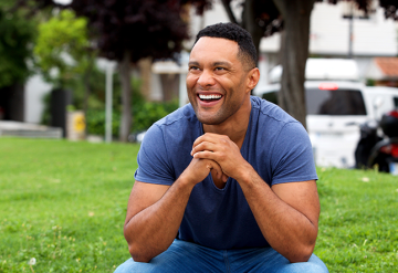 Como aparelhos auditivos podem ajudar a reduzir depressão e ansiedade associadas à perda auditiva