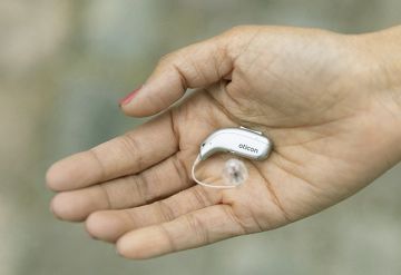 Como a IA pode melhorar os aparelhos auditivos?