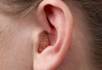 Aparelho auditivo invisível é o fim do estigma
