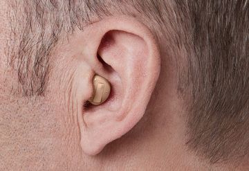 O que são aparelhos auditivos invisíveis?
