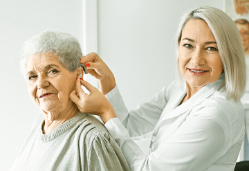 Aparelho auditivo para idosos: como convencê-los a usar? 