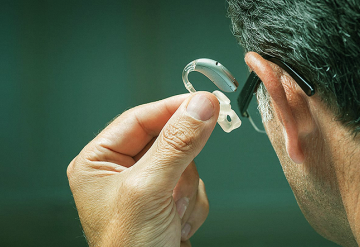 Quando um aparelho auditivo retroauricular é indicado