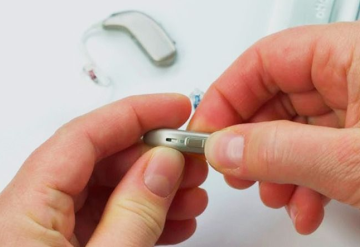 A revolução dos recarregáveis: bateria, sustentabilidade e a praticidade dos novos aparelhos auditivos