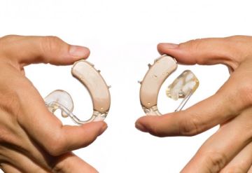 Aparelhos auditivos nos dois ouvidos: importância