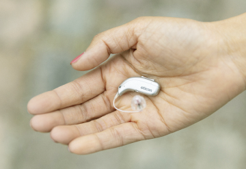 Como ajustar um aparelho auditivo danificado?