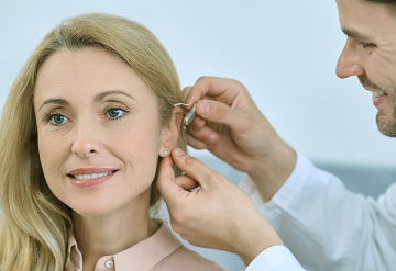 O que é levado em consideração ao definir o valor do aparelho auditivo?