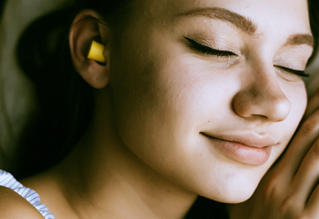 Dormir com tampões de ouvido prejudica a audição?