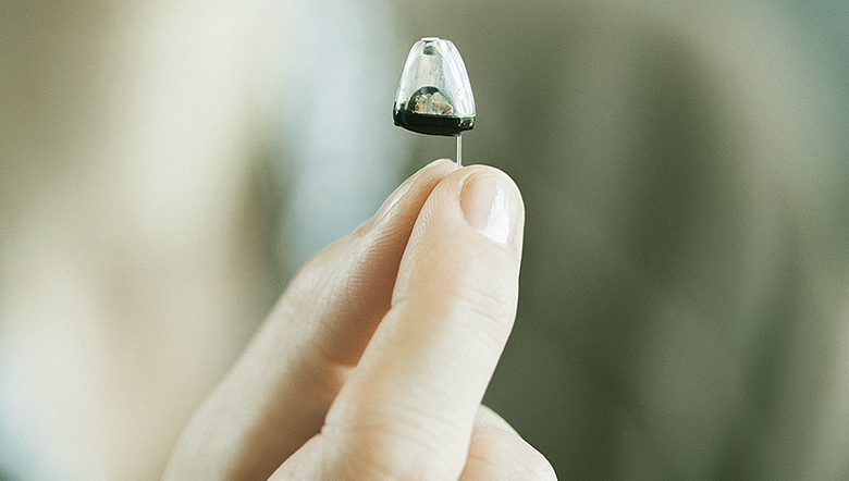 Aparelho auditivo à pilha ou recarregável: qual é o melhor?