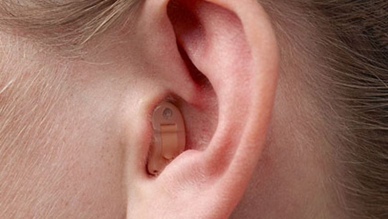 Aparelho auditivo invisível é o fim do estigma
