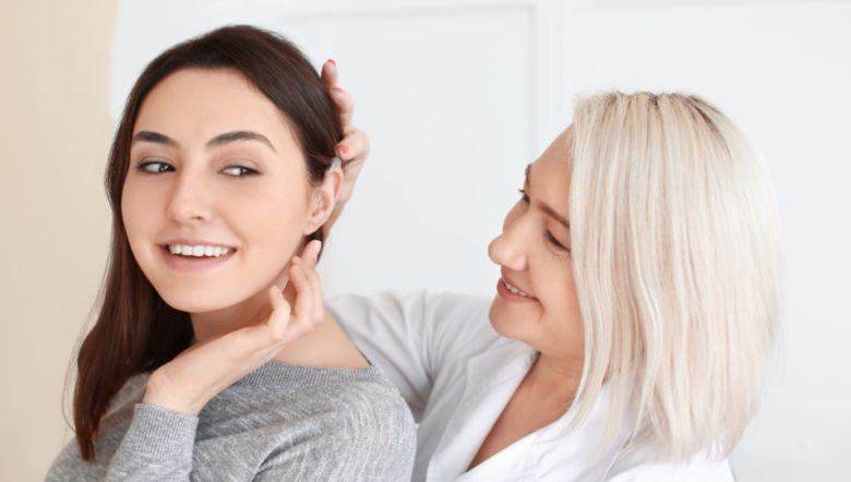 A evolução e os benefícios dos aparelhos auditivos