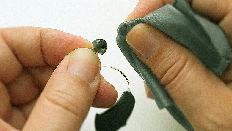 Como limpar o aparelho auditivo corretamente