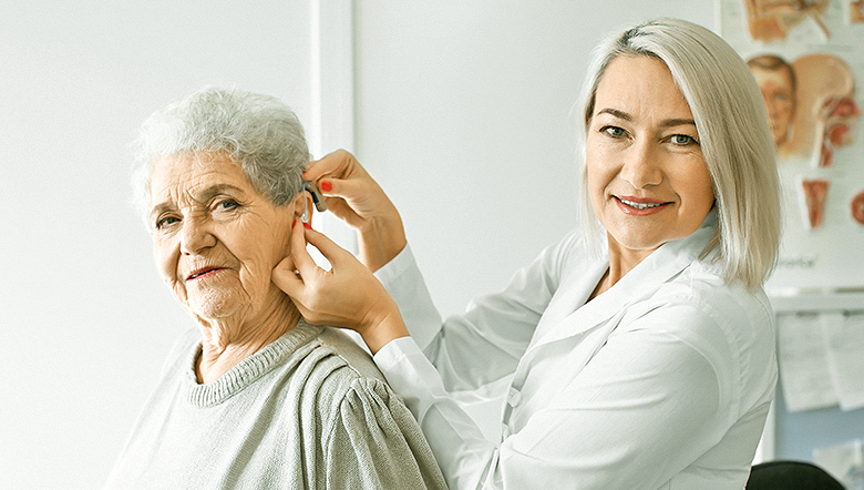 Saiba a importância do aparelho auditivo para idosos