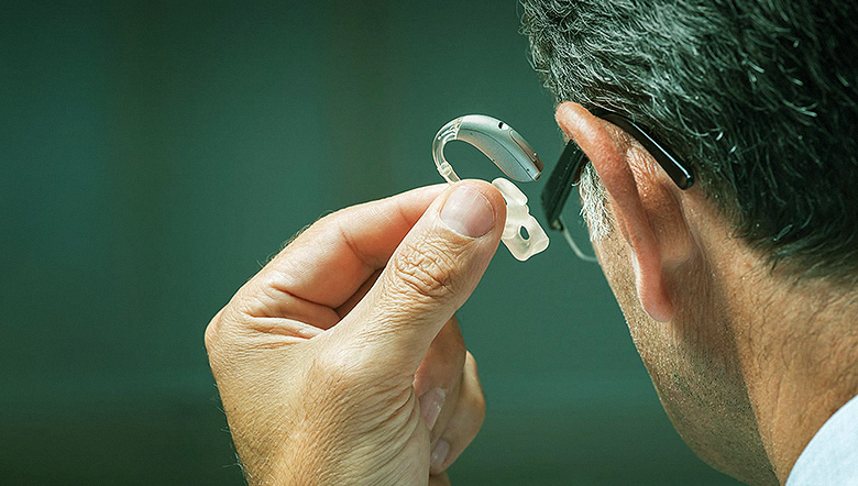 Quando um aparelho auditivo retroauricular é indicado