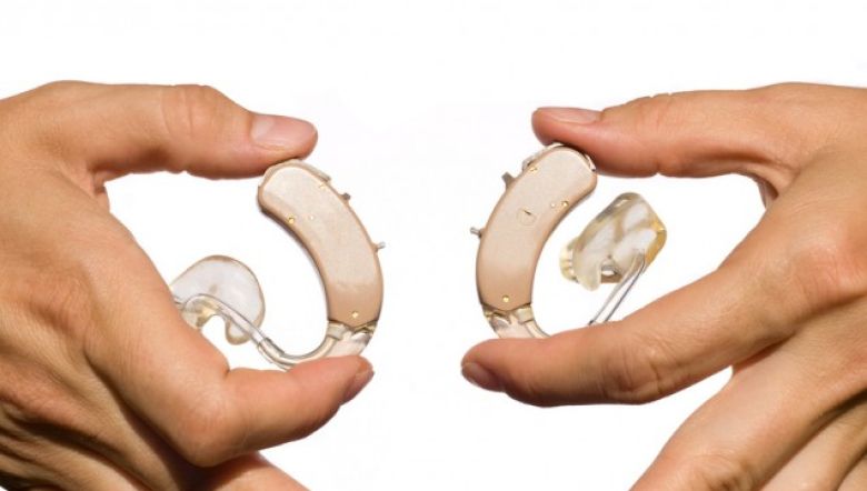 Aparelhos auditivos nos dois ouvidos: importância