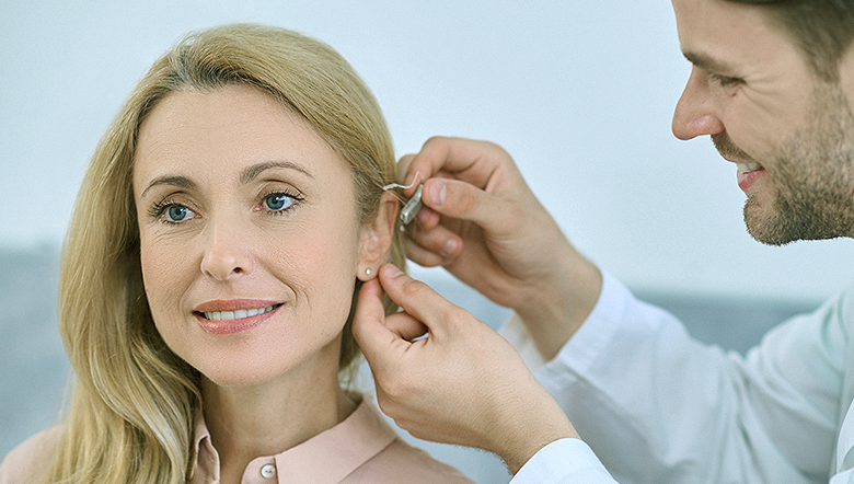 O que é levado em consideração ao definir o valor do aparelho auditivo?