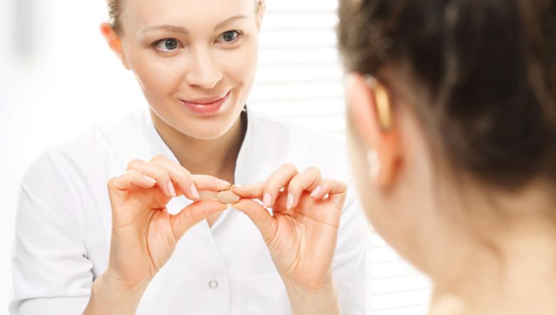 Quando trocar os aparelhos auditivos? Saiba mais