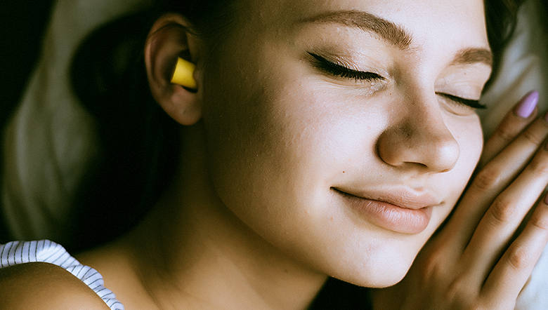 Dormir com tampões de ouvido prejudica a audição?