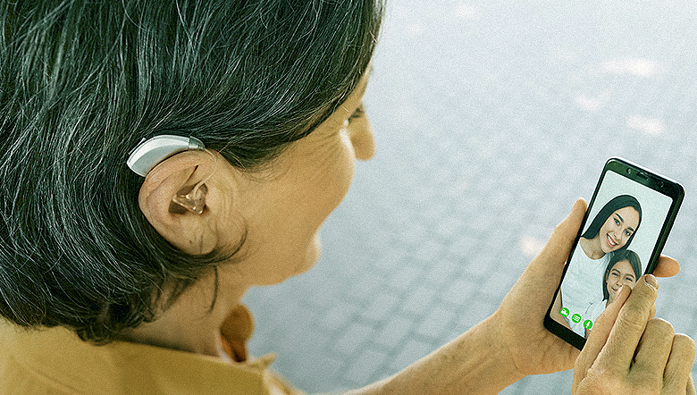 É possível usar aparelhos auditivos de marcas diferentes ao mesmo tempo?