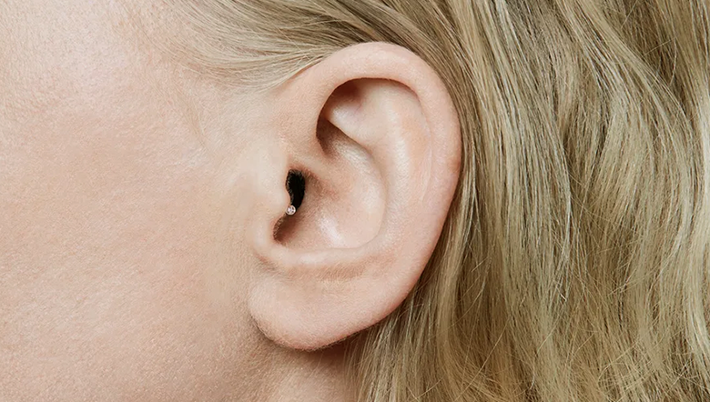 Melhor aparelho auditivo invisível Oticon: conheça o melhor dispositivo da marca